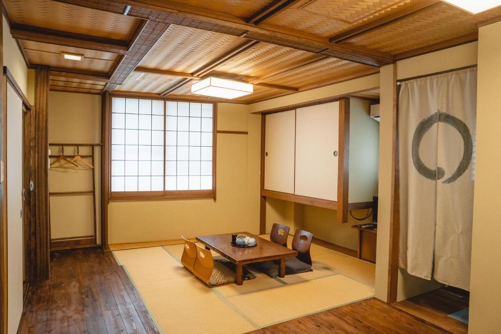 - un salon avec une table et des chaises dans l'établissement Kyo no Yado Sangen Ninenzaka, à Kyoto