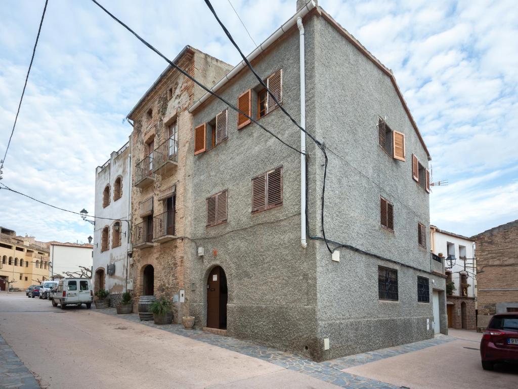 un antiguo edificio al lado de una calle en Casa perfecta para una experiencia en el Priorat, en Gratallops