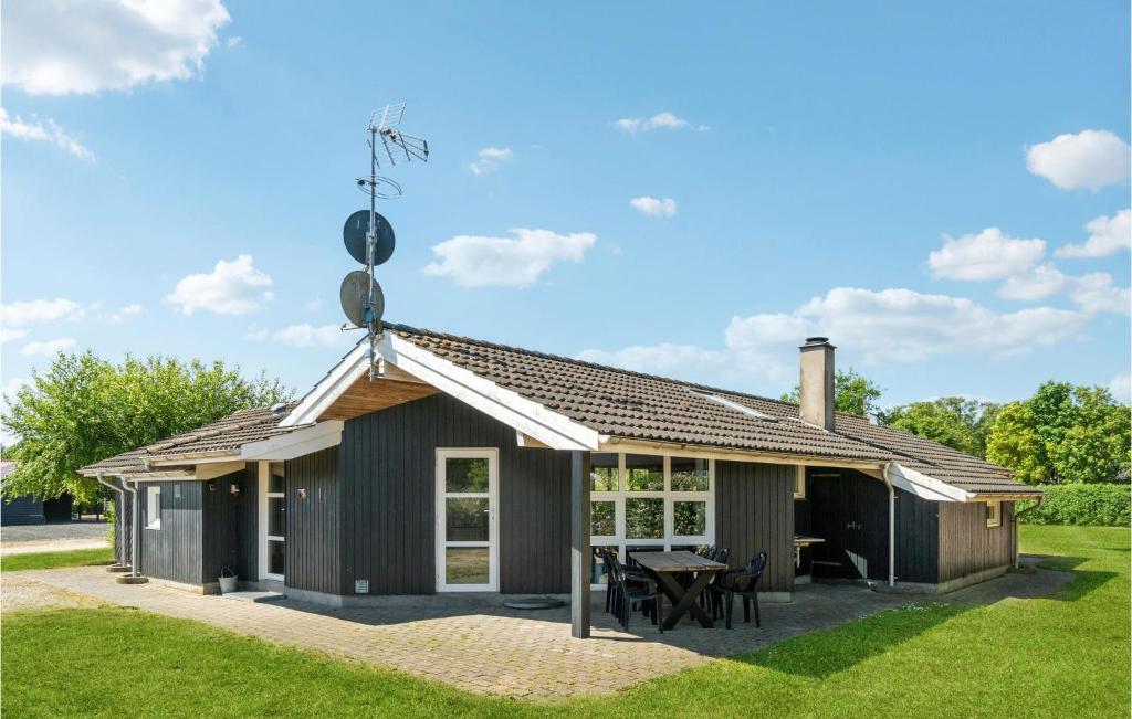 Fjellerup StrandにあるBeautiful Home In Glesborg With Kitchenの屋根の高い家