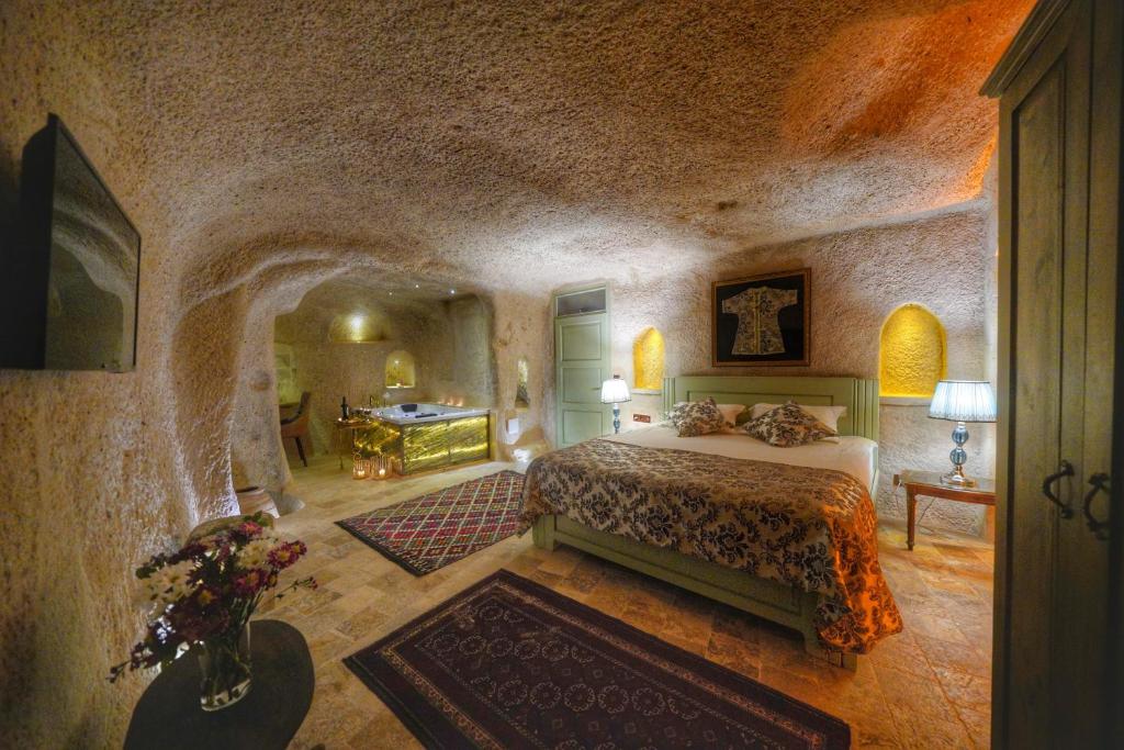 Postel nebo postele na pokoji v ubytování Takaev Cave House
