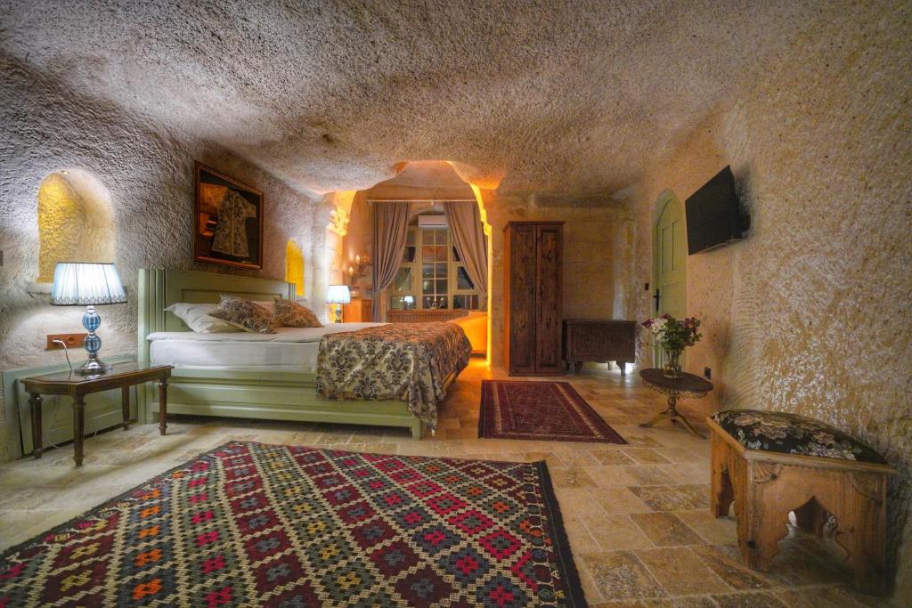 Postel nebo postele na pokoji v ubytování Takaev Cave House