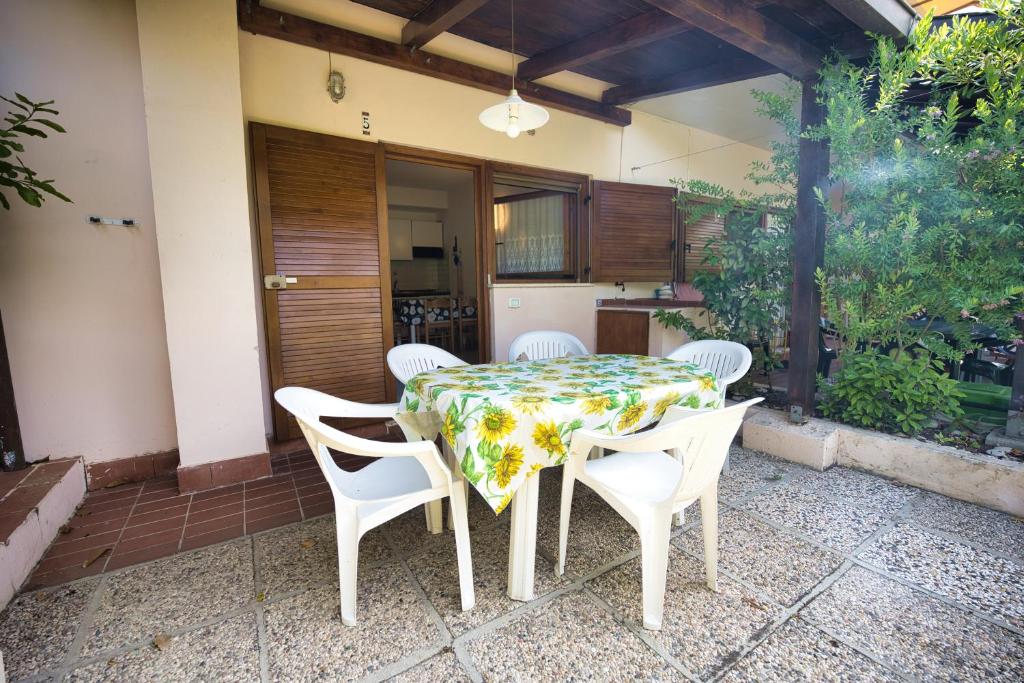 una mesa y sillas en el patio de una casa en Casa Pamalù, en Nisporto
