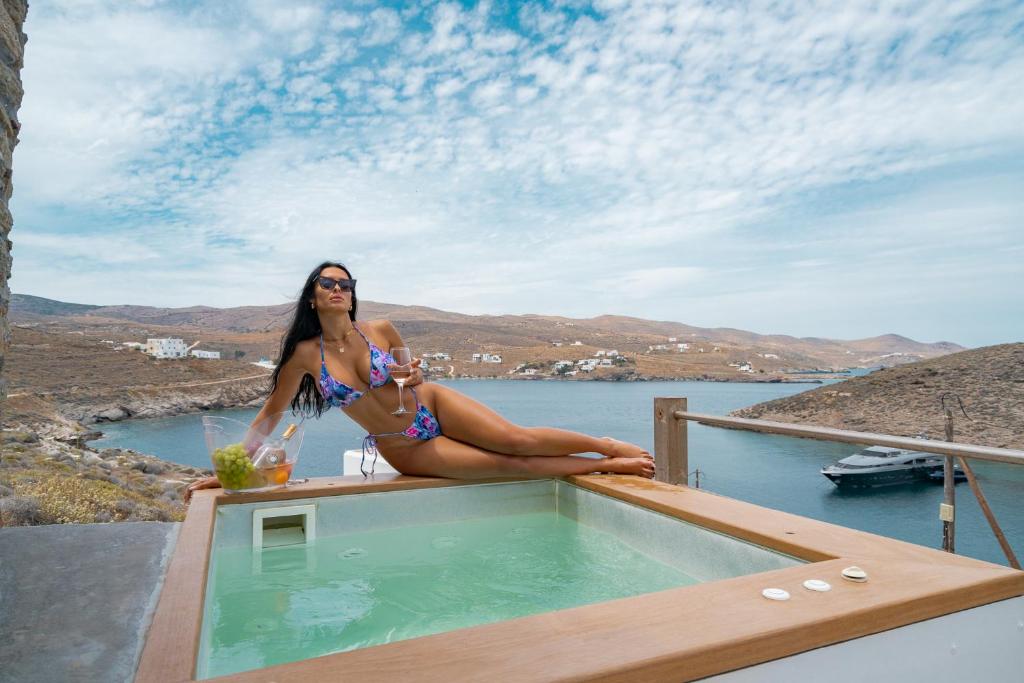 A piscina localizada em Costa Suita Agia Irene Kythnos ou nos arredores