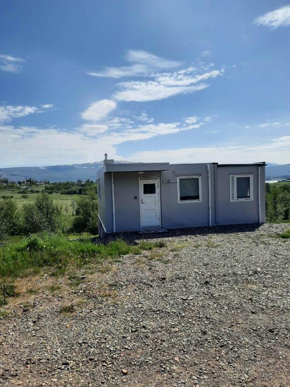 um pequeno edifício no meio de um campo em Vinland Apartment 2 em Egilsstadir