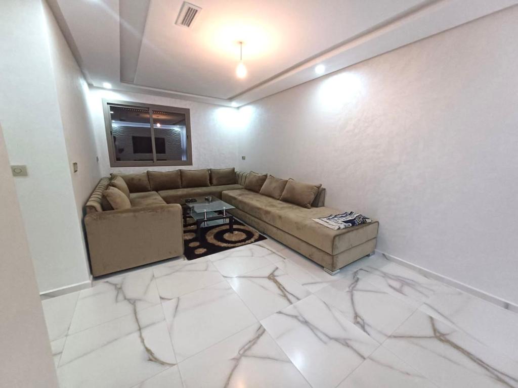 a living room with a couch and a table at Apartment 3 kamers Nador Jadid Hay Al Matar appart 006 in Nador