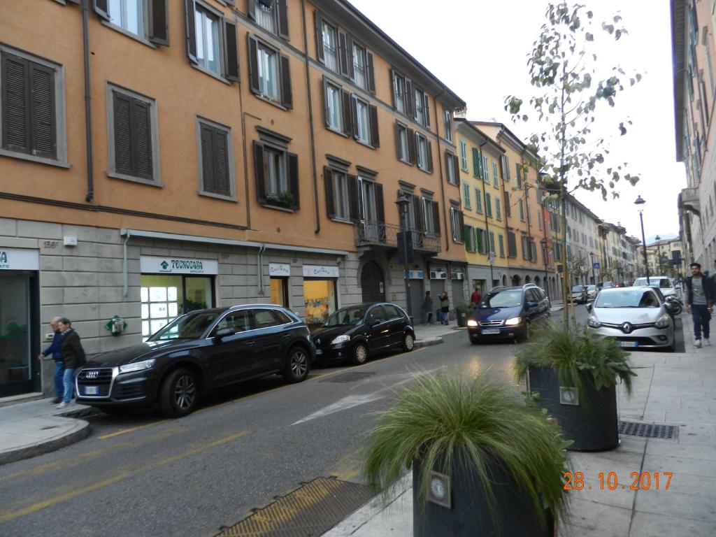 eine Stadtstraße mit am Straßenrand geparkt in der Unterkunft Bergamo Center in Bergamo