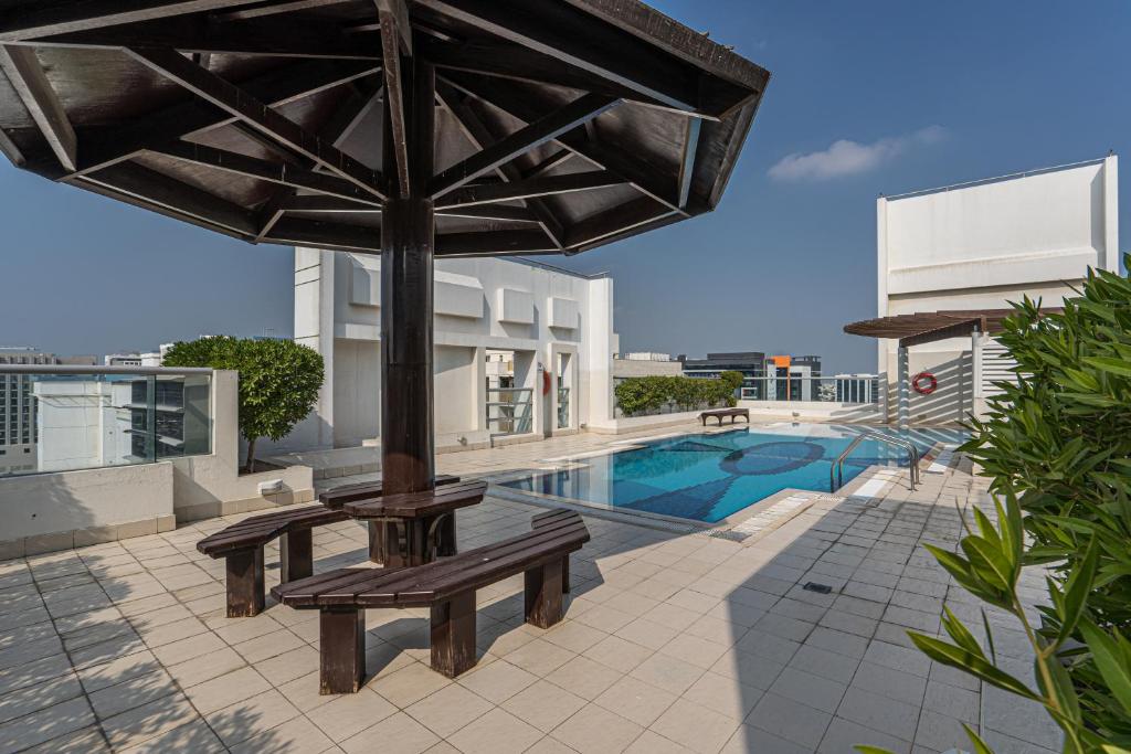 Bazén v ubytování HiGuests - Cheerful Apt With Stunning Views in Port Saeed nebo v jeho okolí