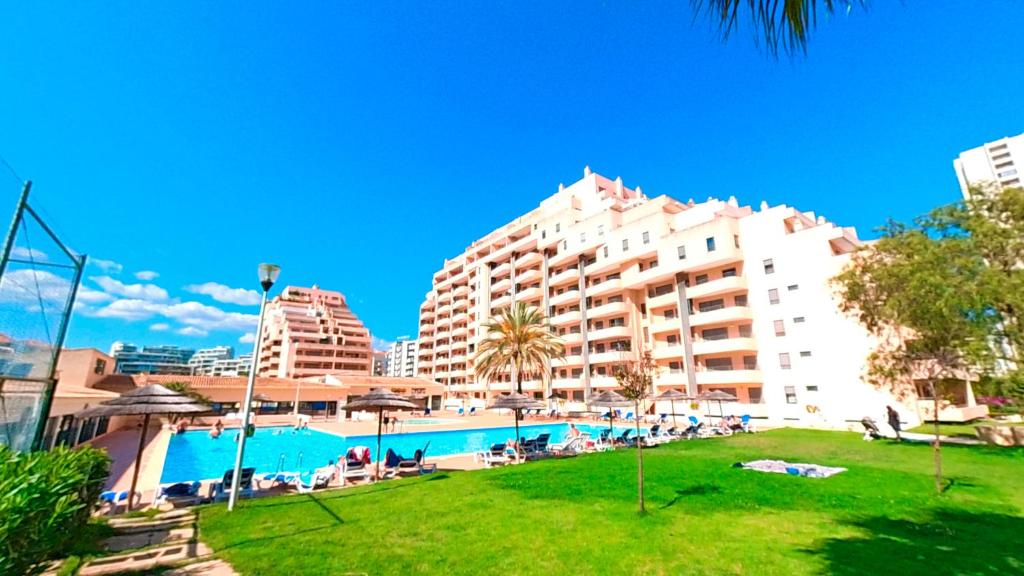 a resort with a swimming pool and some buildings at Paraiso Bloco B in Portimão