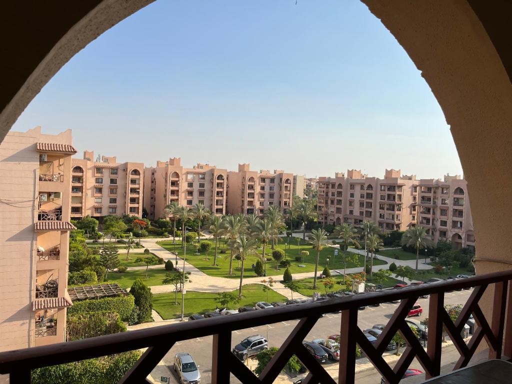 d'un balcon offrant une vue sur la ville. dans l'établissement Rehab City VIP Full Serviced Apartment الرحاب Guest satisfaction guaranteed, au Caire