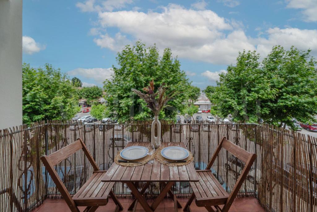 ein Holztisch und Stühle auf einer Terrasse in der Unterkunft Appartement Gran Reserva 9 - WeHostYou in Empuriabrava