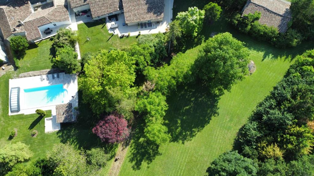 an aerial view of a yard with a swimming pool at Chambre Lily in Parranquet