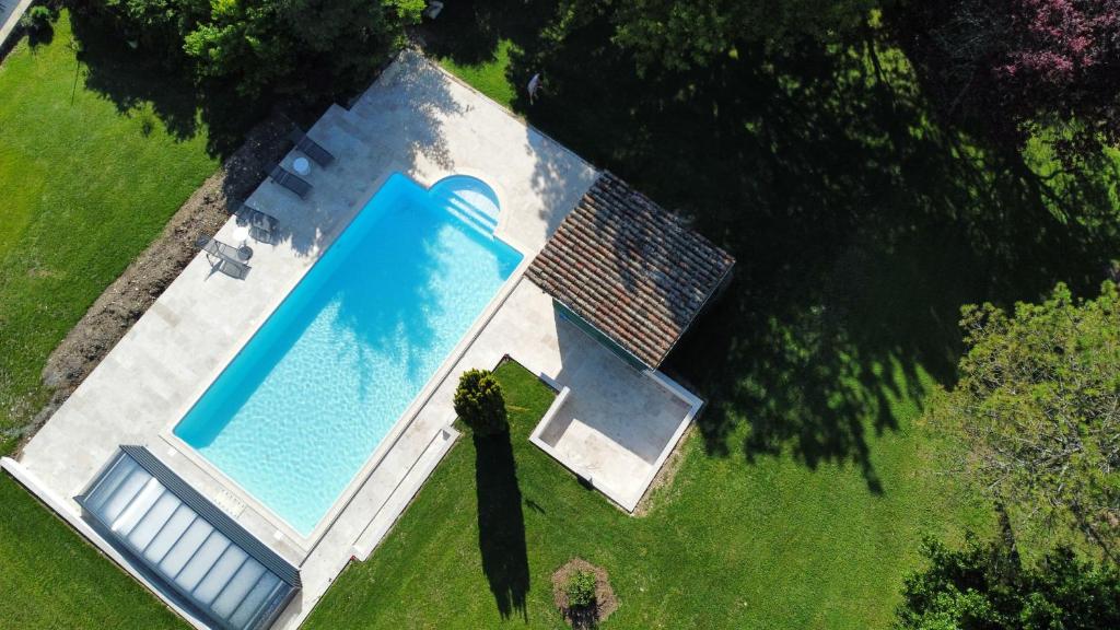 an overhead view of a swimming pool in a yard at Chambre Lily in Parranquet