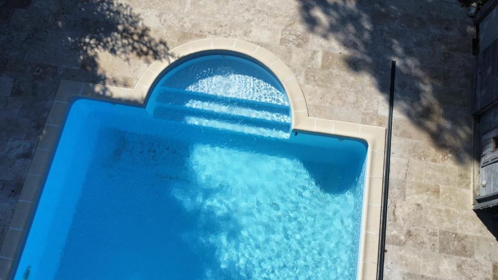 an overhead view of a swimming pool at Chambre Lily in Parranquet