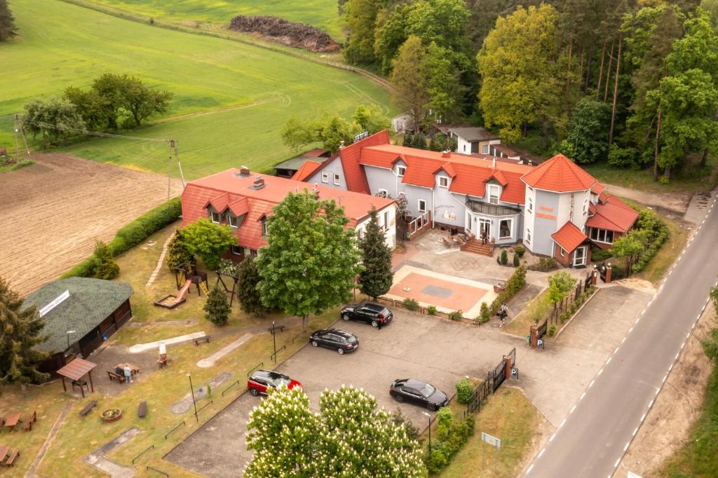 een luchtzicht op een huis met auto's geparkeerd op een parkeerplaats bij Hotel Zdrojewo in Nowe