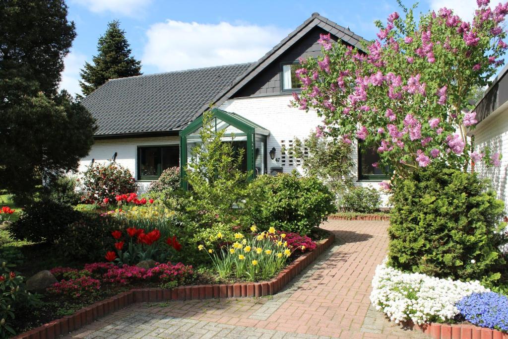 einen Blumengarten vor einem Haus in der Unterkunft Ferienwohnung Sommerwind in Rhauderfehn