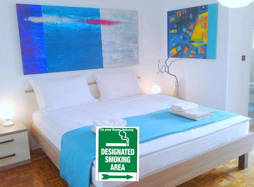 Una habitación con una cama con un cartel. en Rooms Josipa, en Rovinj