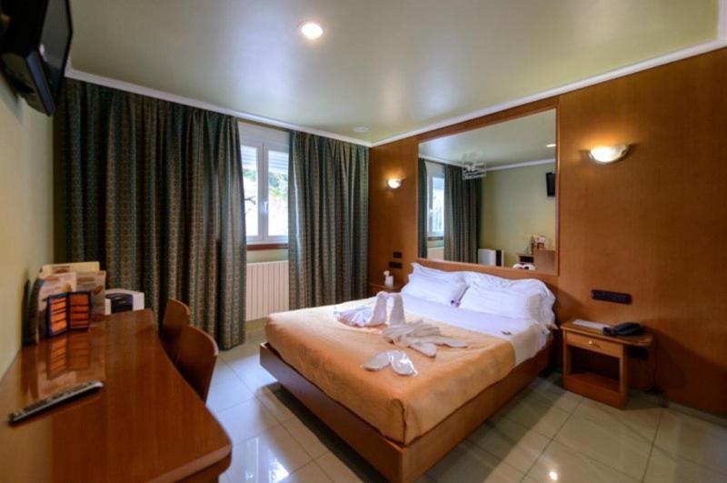 Moteles Motel Cancun Barbadas-Ourense en Os Fornos, Galicia