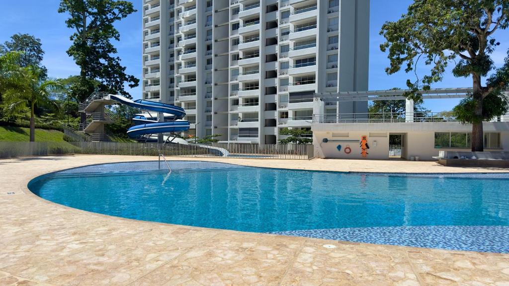 an empty swimming pool in front of a tall building at Stunning, Brand-new Apartment in Santa Fe de Antioquia