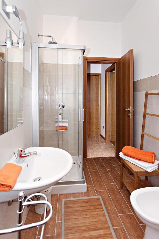 łazienka z umywalką i prysznicem w obiekcie D&D House w Bergamo