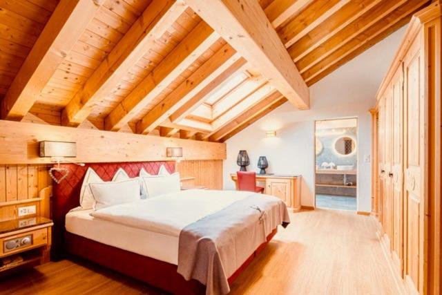 Postel nebo postele na pokoji v ubytování Hotel Waldhaus am See