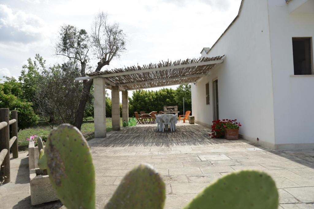 ein Elefant, der neben einem weißen Gebäude steht in der Unterkunft Villa Il Gelso - San Foca in San Foca