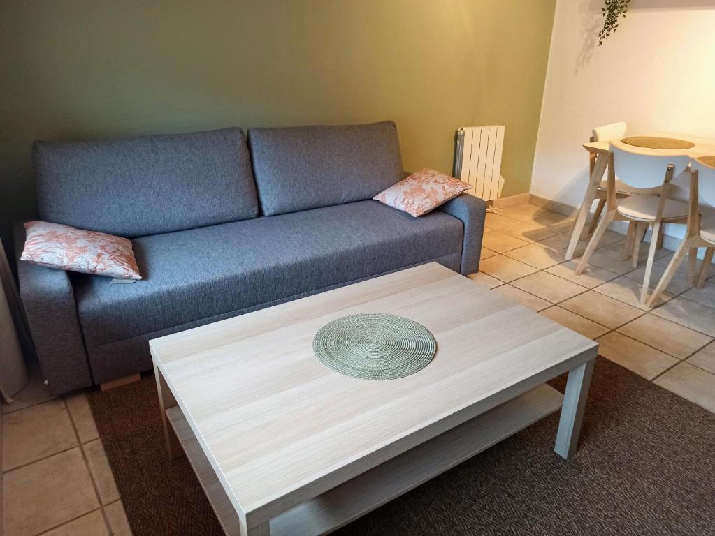 un salon avec un canapé bleu et une table dans l'établissement Vieux Nice - 2P de charme idéalement placé, à Nice