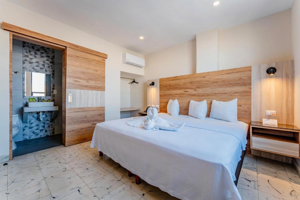 Postel nebo postele na pokoji v ubytování Hotel Central Merida by Kavia