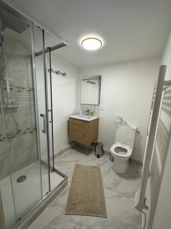 Kúpeľňa v ubytovaní LE LOUVRE - MONTORGEUIL résidence hôtel
