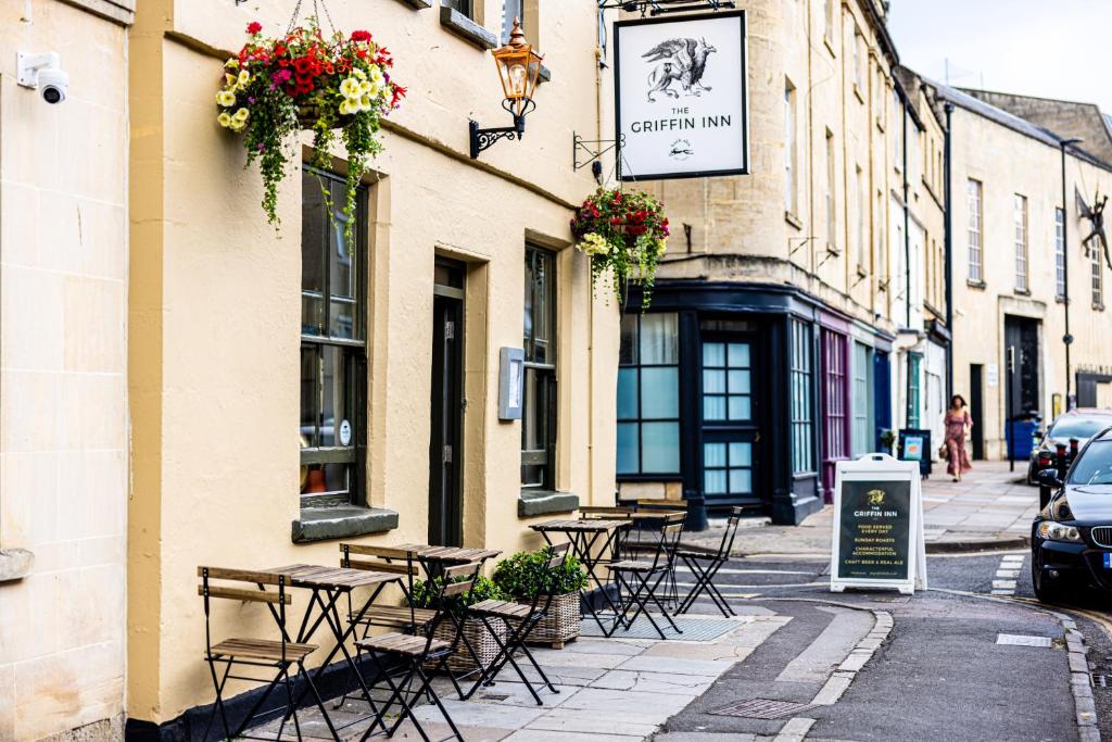 een straat met tafels en stoelen voor een gebouw bij The Griffin Inn Bath in Bath