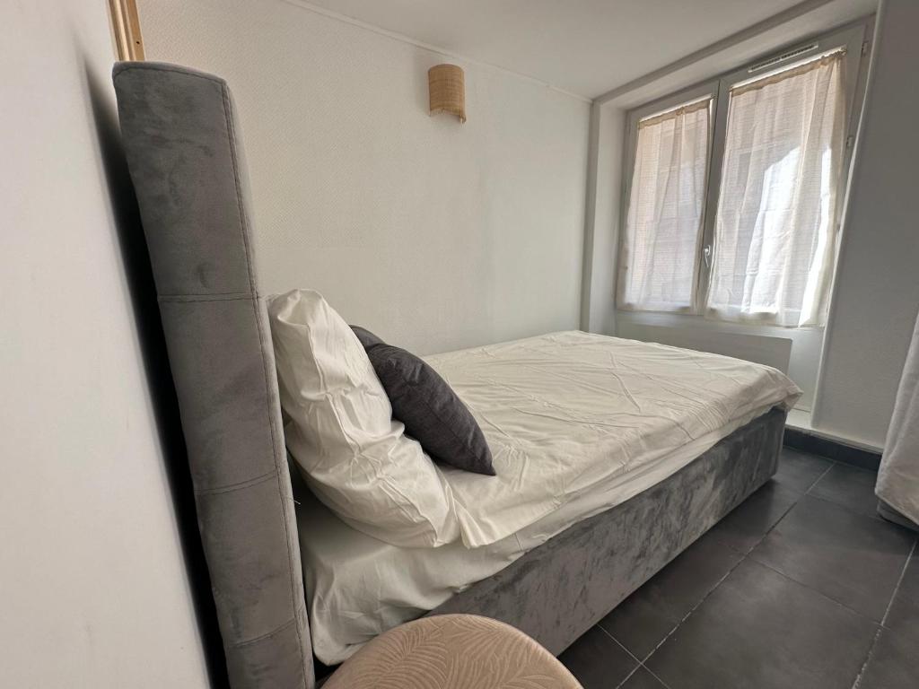 Posteľ alebo postele v izbe v ubytovaní LE LOUVRE - MONTORGEUIL résidence hôtel