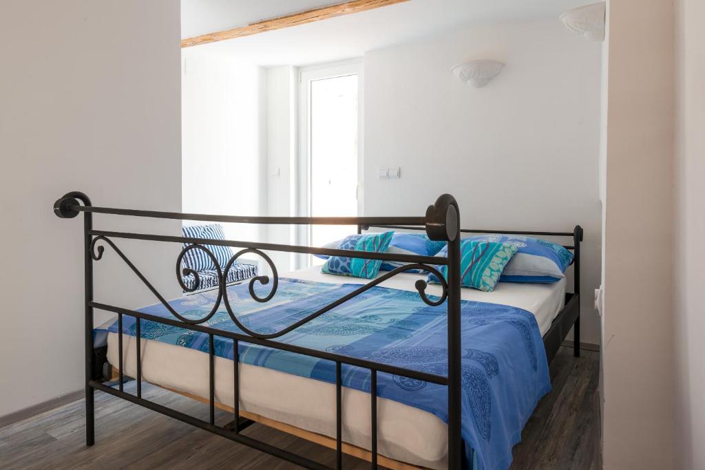 Posteľ alebo postele v izbe v ubytovaní Munroe Apartment