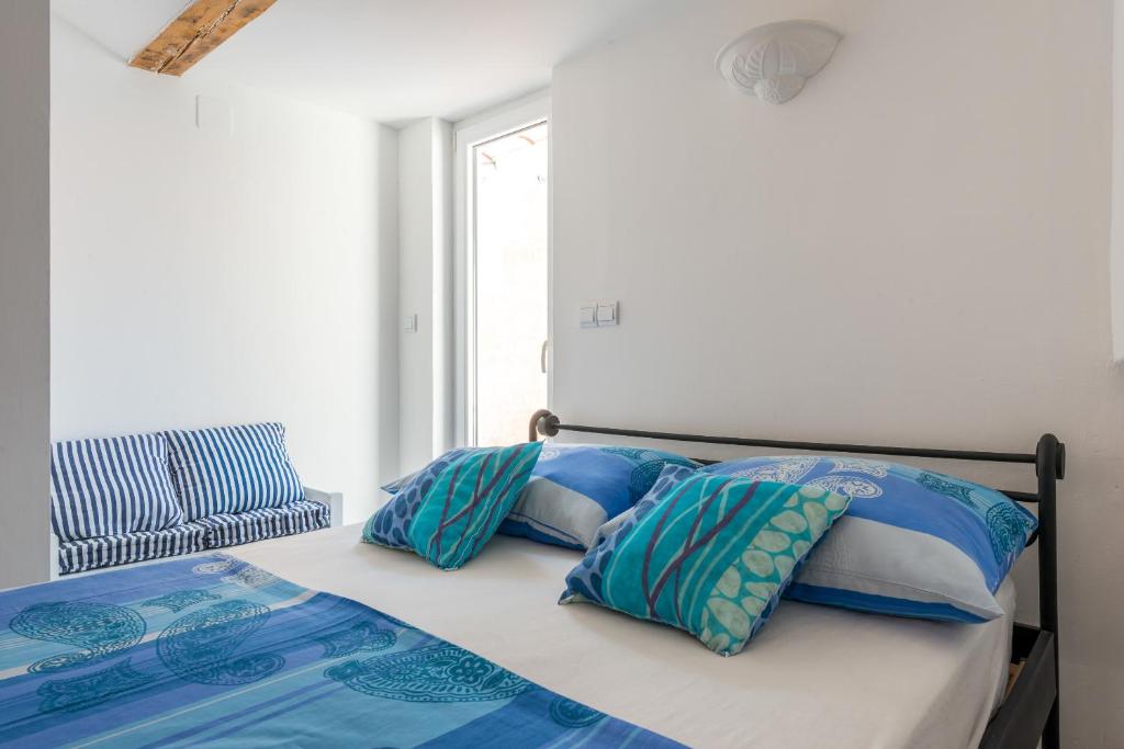 Posteľ alebo postele v izbe v ubytovaní Munroe Apartment