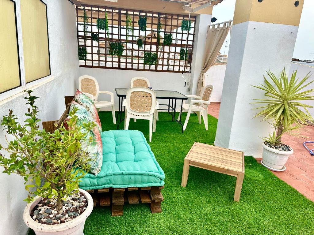 トレビエハにあるBungalow Parque Nacionesのパティオ(ソファ、植物テーブル付)