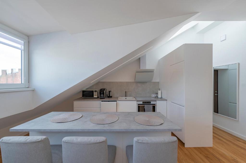 White 1 BD Old Town Apartment by Hostlovers - One-Bedroom Apartment