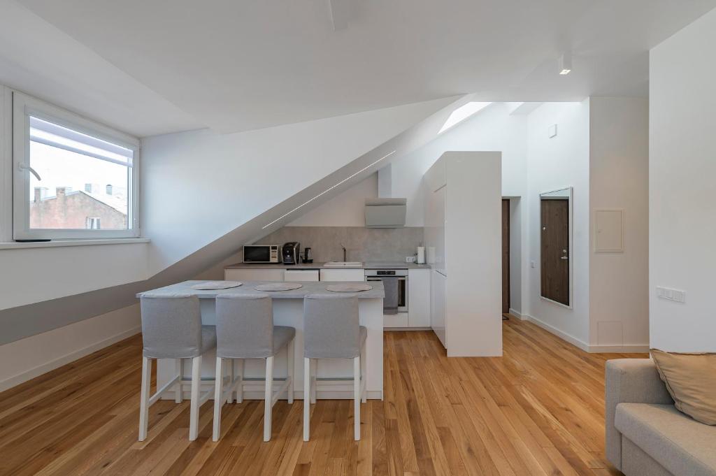 Köök või kööginurk majutusasutuses White 1 BD Old Town Apartment by Hostlovers