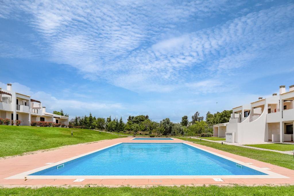 Dream 2BDR Apartment W/Pool by LovelyStay