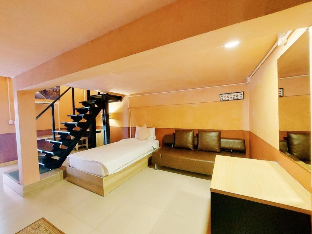 Postel nebo postele na pokoji v ubytování Retro Box Hotel Chumphon