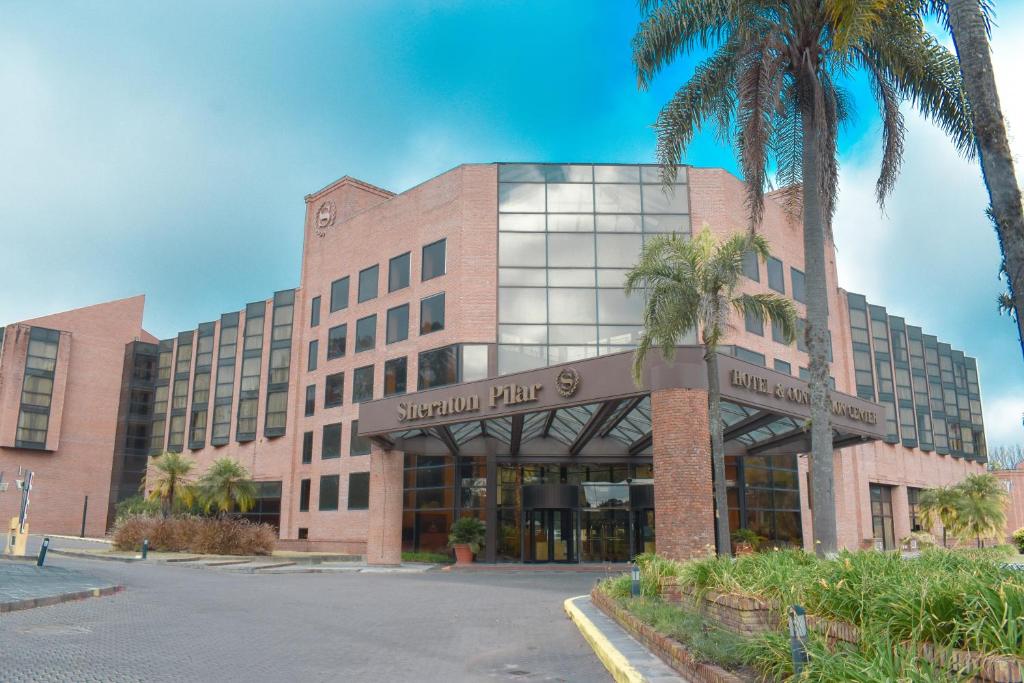 un edificio con una palmera delante de él en Sheraton Pilar Hotel & Convention Center en Pilar
