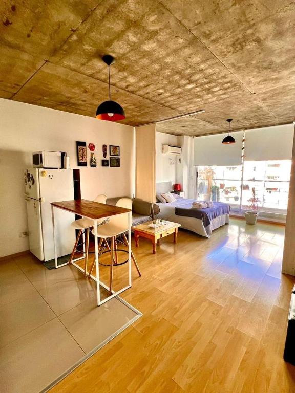 Hermoso Monoambiente en el corazón de Villa Crespo في بوينس آيرس: غرفة معيشة مع طاولة وأريكة