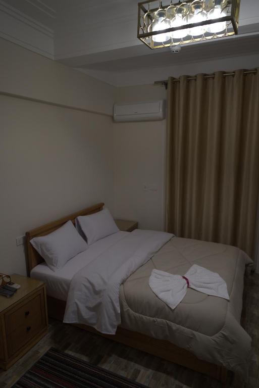Postel nebo postele na pokoji v ubytování Central Cairo Hotel