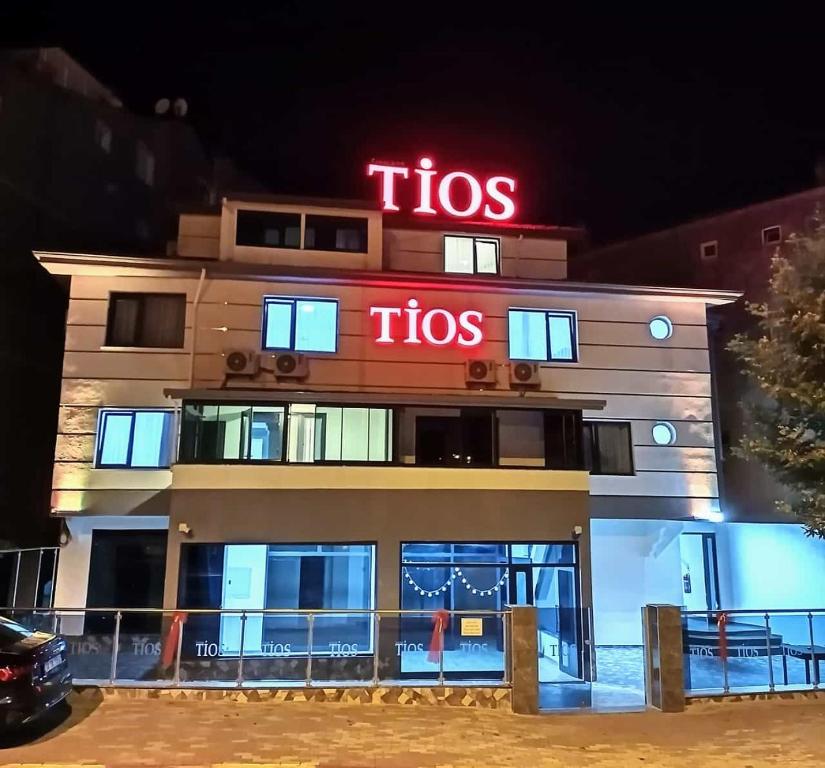 a tos hotel se ilumina por la noche en TİOS OTEL, en Zonguldak