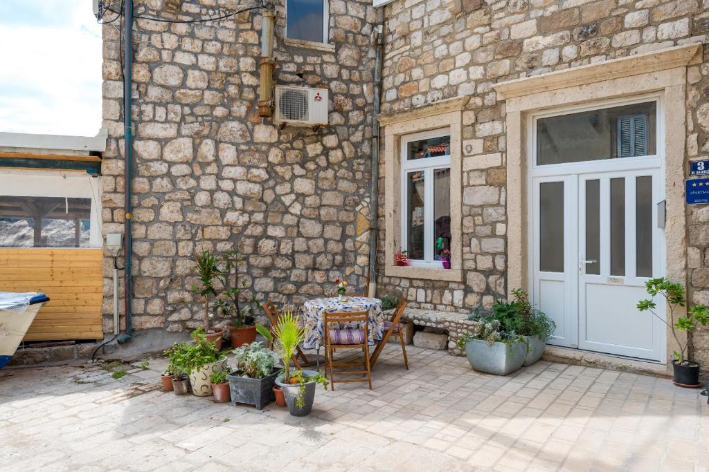 Patio alebo iná vonkajšia časť ubytovania Munroe Apartment