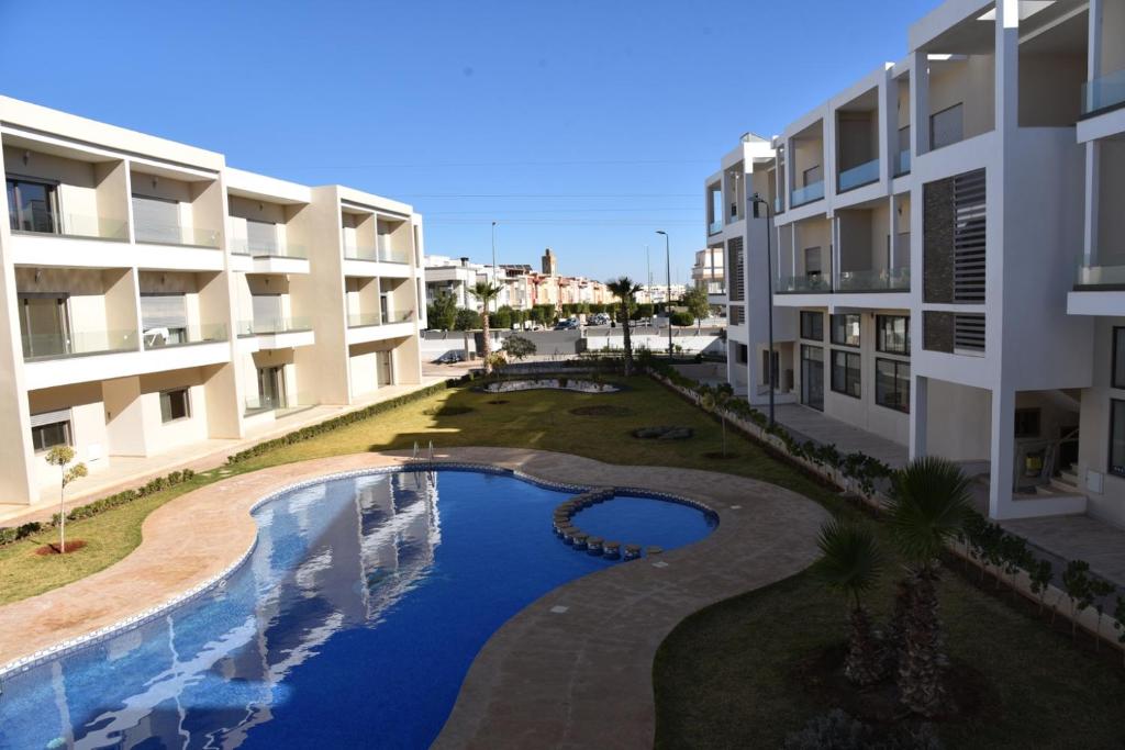烏季達的住宿－RAWAN RESIDENCY，享有公寓大楼空中美景,设有游泳池
