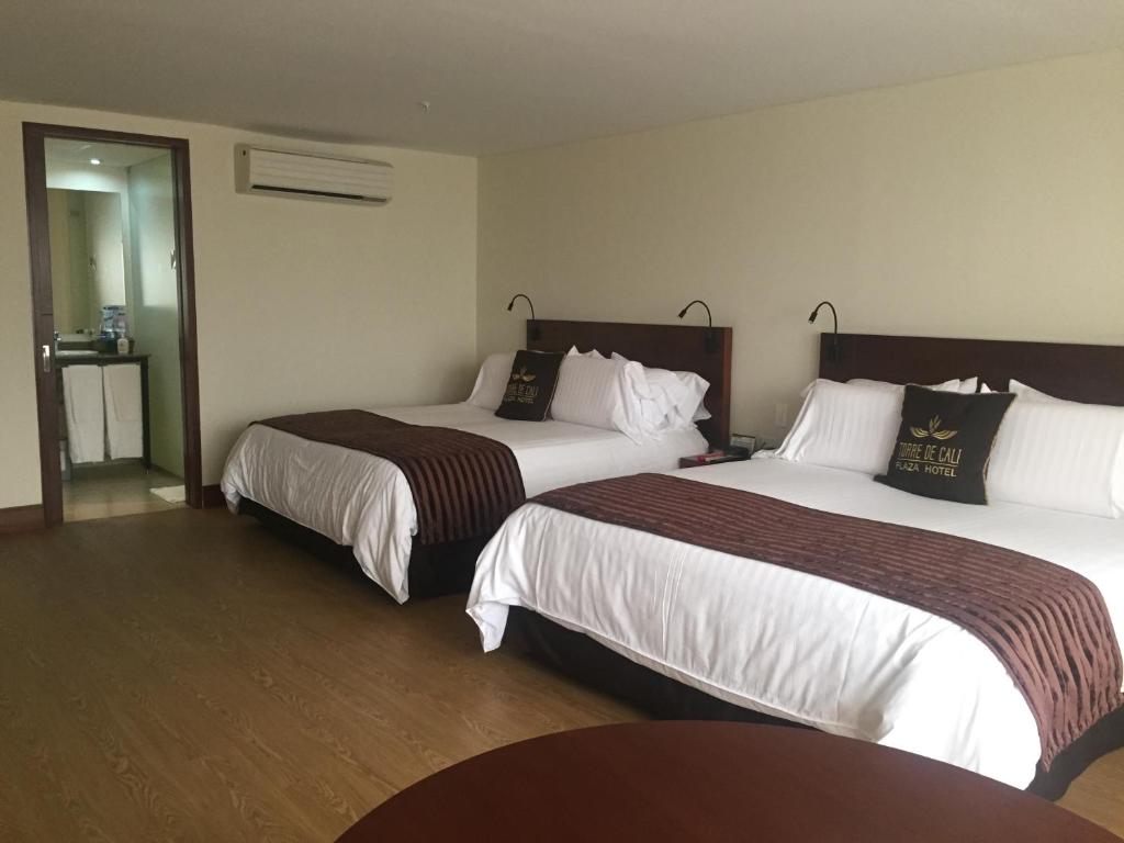 Llit o llits en una habitació de Torre de Cali Plaza Hotel