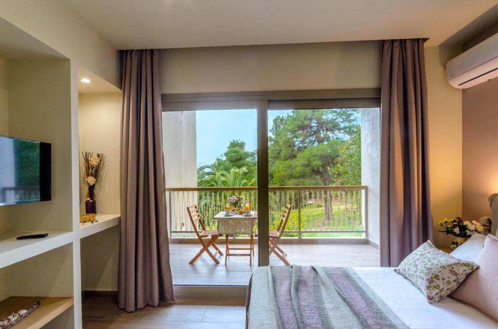 Uma varanda ou terraço em Forest Resort Suites Skiathos