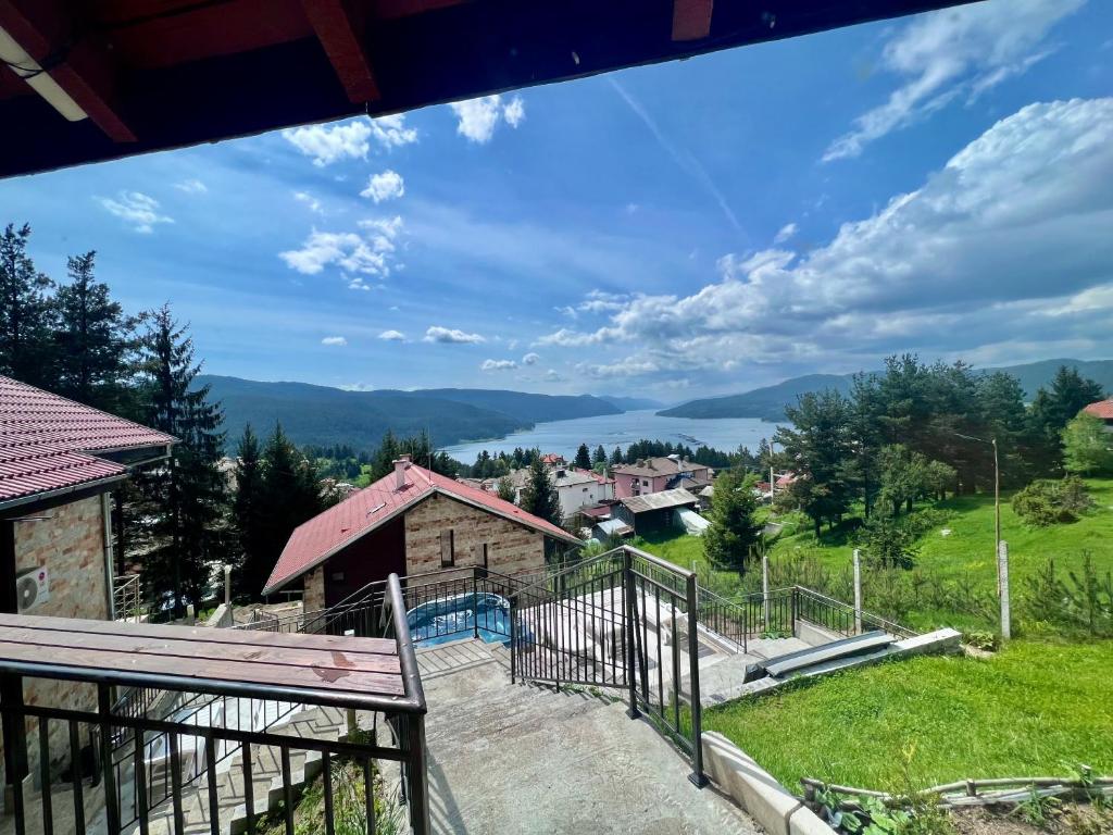 een uitzicht vanaf het balkon van een huis bij Къщи за гости Фантазия in Dospat