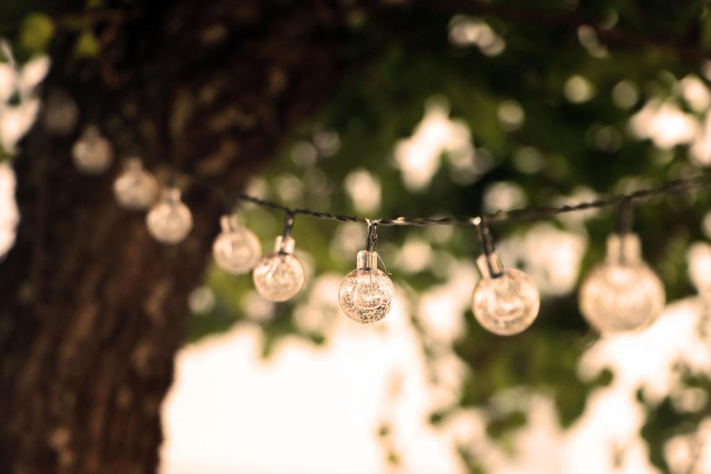 una cadena de bombillas colgando de un árbol en Urban Beach - A Algarvia en Portimão