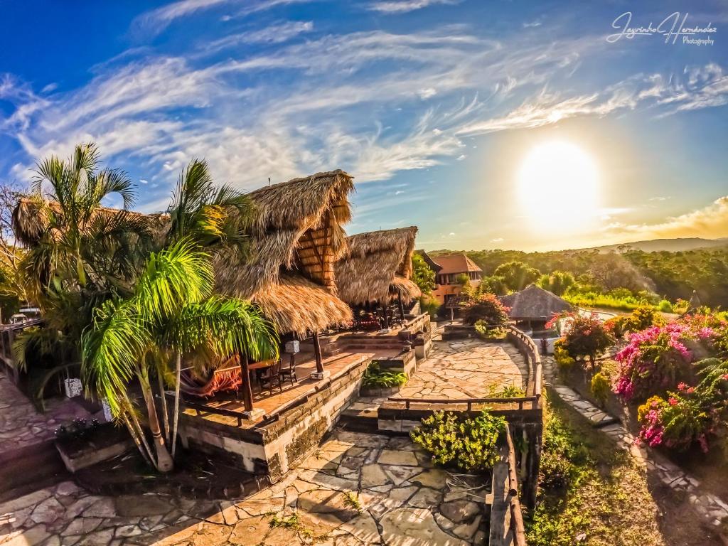 een uitzicht op een resort met de zon op de achtergrond bij Hacienda Puerta del Cielo Eco Lodge & Spa in Masaya