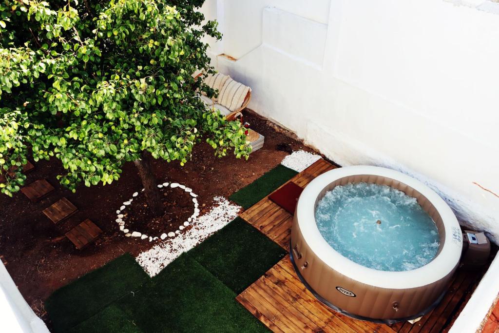 La salle de bains est pourvue d'une baignoire à côté d'un arbre. dans l'établissement Urban Beach - A Algarvia, à Portimão