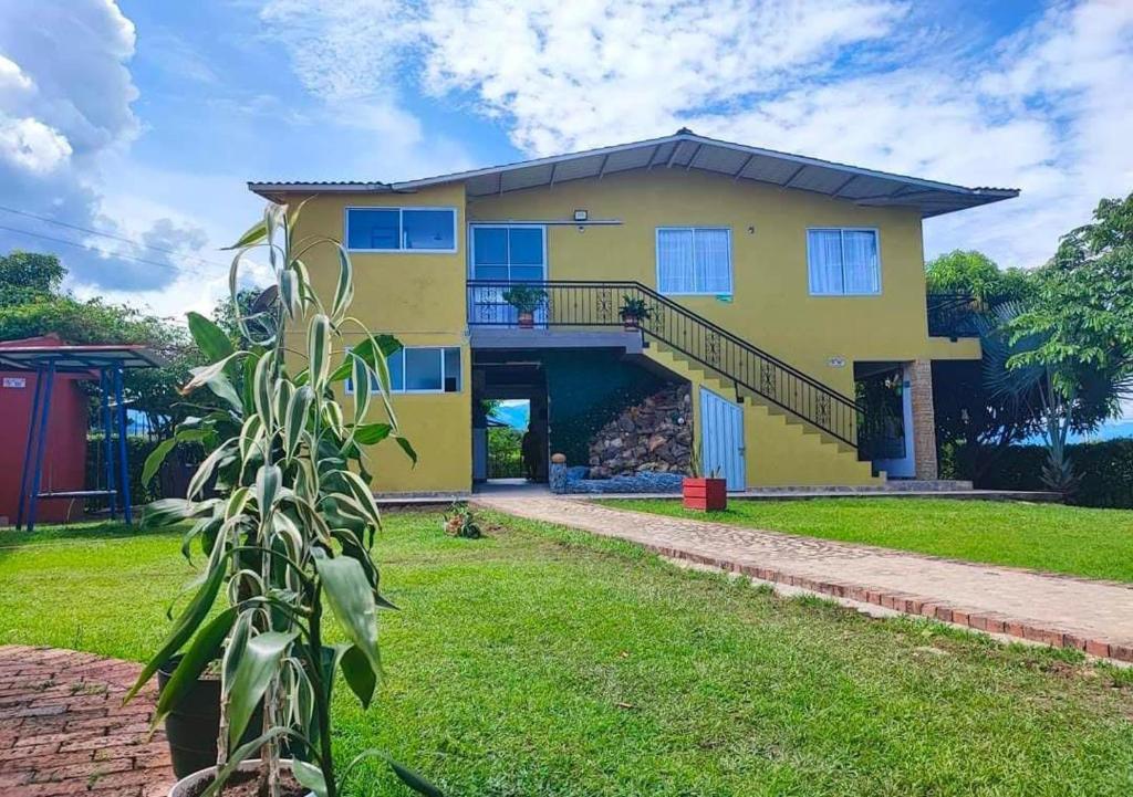 uma casa amarela com uma escada em frente em Altos Agua Blanca em Tauramena